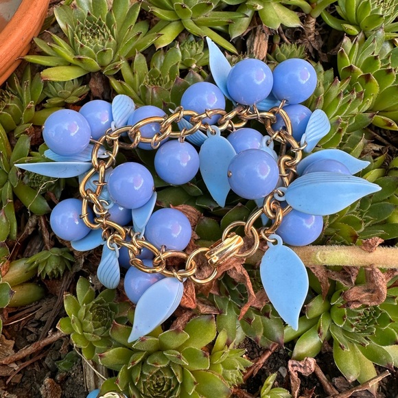 INCREDIBLE 1940's Celluloid Leaf Cornflower Blue Bracelet and Clip Earring Set - Picture 6 of 9